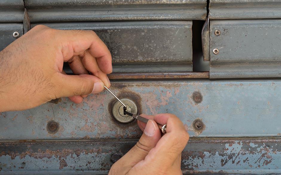 Allauch installer serrure porte Bricard