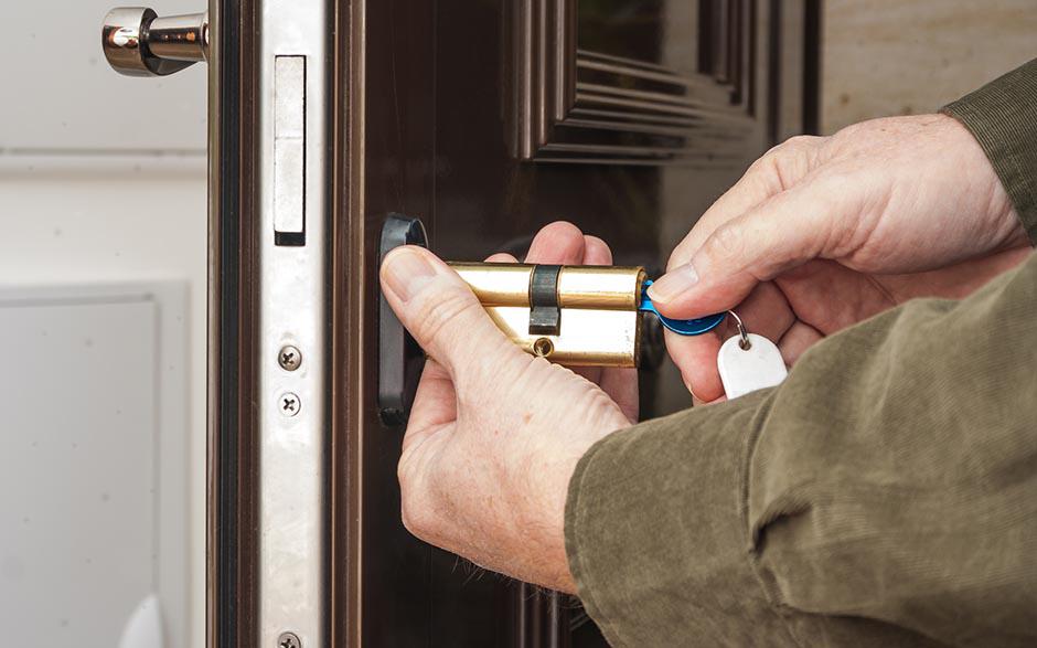 Allauch installer serrure porte Bricard